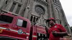 Aksi Petugas Damkar Bersih-bersih Katedral