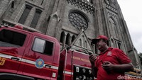 HUT pemadam kebakaran ke-100 ini pun dimanfaatkan petugas damkar untuk membersihkan sejumlah tempat ibadah di Jakarta.