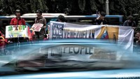Para peserta aksi membawa serta poster dan spanduk bertuliskan dukungan kepada rakyat Venezuela.