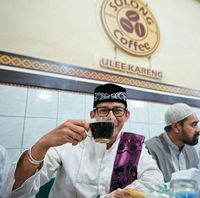 The Exciting Style of Ministers Susi and Ridwan Kamil While Sipping Coffee