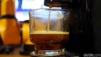 Robot ini mampu menyajikan kopi sesuai dengan pesanan pengunjung.