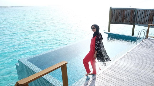 Saat liburan ke Maldives, Ratna Galih memilih busana merah. Warna yang terang cocok dipilih untuk OOTD di pantai, karena warnanya kontras. Foto: Instagram/RatnaGalih