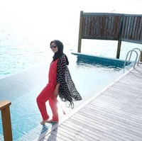 Saat liburan ke Maldives, Ratna Galih memilih busana merah. Warna yang terang cocok dipilih untuk OOTD di pantai, karena warnanya kontras. Foto: Instagram/RatnaGalih