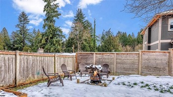 Ada tungku perapian yang tersedia untuk di luar ruangan pada rumah yang memiliki luas 143 meter persegi tersebut. Foto: John L. Scott Real Estate