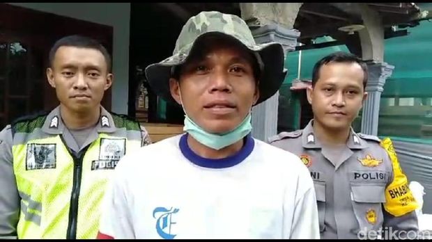 Pria di Blitar (Tengah) ternak ulat Hongkong/