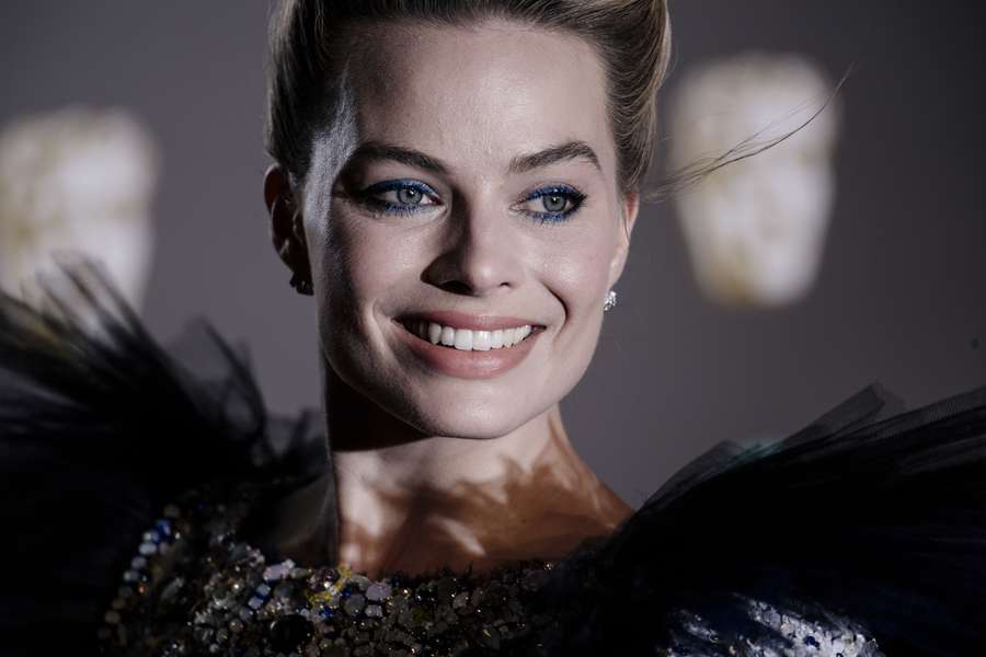 Garis Wajah Margot Robbie Si Boneka Barbie Garis Wajah Margot Robbie Si Boneka Barbie