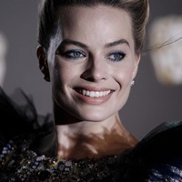 Margot Robbie bisa jadi perenang atau penyelam ulung jika dia tak berkarier sebagai aktris. Ia punya bakat bisa menahan napas di dalam air selama lima menit. Foto: Gareth Cattermole/Getty Images