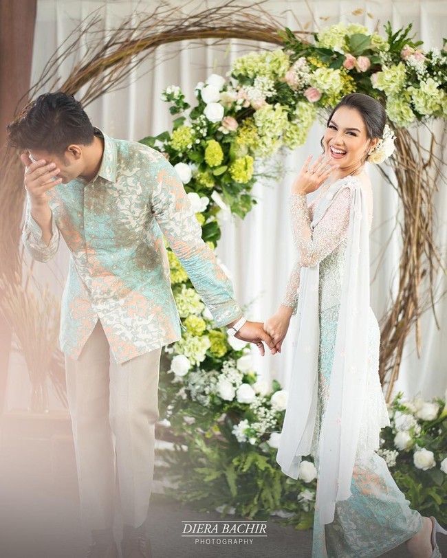 Kebaya cantik Irish Bella merupakan rancangan Asky Febrianti. Foto: Diera Bachir Photography
