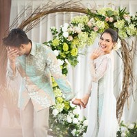 Kebaya cantik Irish Bella merupakan rancangan Asky Febrianti. Foto: Diera Bachir Photography