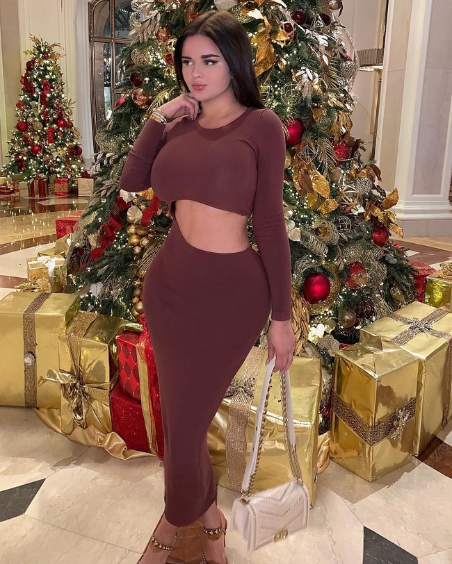 Bahkan ada forum yang membahas tentang kepalsuan tubuh Anastasiya Kvitko. Dalam forum tersebut Anastasiya dibicarakan telah melakukan implan pada bokong maupun payudaranya.  Foto: dok. Instagram (@anastasiya_kvitko)