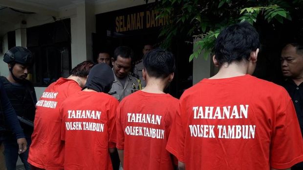 Empat pelaku tidak segan melukai korban.