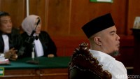 Dalam sidang perdana kasus idiot pencemaran nama baik yang menyeret namanya, Dhani tampil bak seorang rocker yang identik dengan nuansa hitam.  