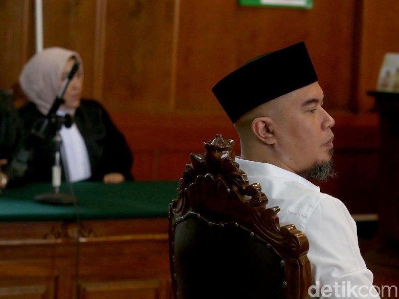 Pengacara Ahmad Dhani Laporkan Tiga Hakim PN Jaksel ke Komisi Yudisial Pengacara Ahmad Dhani Laporkan Tiga Hakim PN Jaksel ke Komisi Yudisial