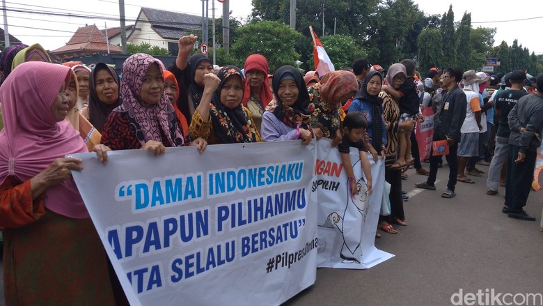 Mahasiswa dan Emak-emak di Cirebon Kampanye Pemilu Damai Mahasiswa dan Emak-emak di Cirebon Kampanye Pemilu Damai