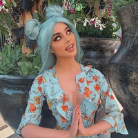 Semua tampak baik sampai Kristen mengunggah postingan foto dengan keterangan Konnichiwa dimana ia meletakkan kedua tangannya seperti yang biasa dilakukan orang Thailand ketika menyapa sawadee ka/krap. Foto: Instagram @kristenhancher