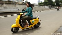 Namun sayangnya para pengguna Migo ini ada juga yang enggan menggunakan helm.