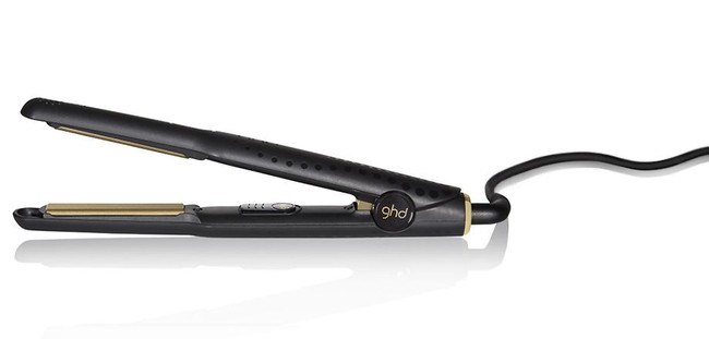 Jika pasangan Anda suka mencatok rambut dan sudah lama belum menggantinya dengan yang baru, opsi berikut pantas dijadikan kado Valentine. GHD V Gold Professional Mini seharga Rp 2,9 jutaan ini diklaim bisa memudahkan penataan rambut secara presisi, terutama untuk rambut pendek dan berponi. Foto: GHD