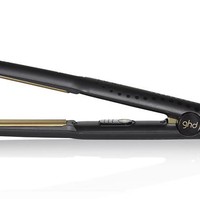 Jika pasangan Anda suka mencatok rambut dan sudah lama belum menggantinya dengan yang baru, opsi berikut pantas dijadikan kado Valentine. GHD V Gold Professional Mini seharga Rp 2,9 jutaan ini diklaim bisa memudahkan penataan rambut secara presisi, terutama untuk rambut pendek dan berponi. Foto: GHD