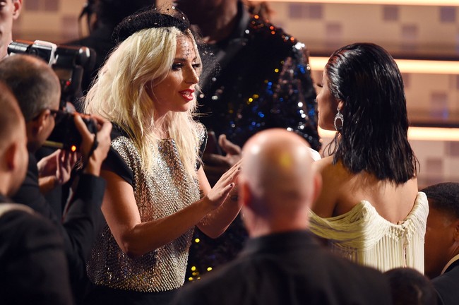 Bak jimat keberuntungan, gaun-gaun tersebut menemani momen kemenangan Lady Gaga di Grammy Awards 2019. Dari lima nominasi, ia membawa pulang dua penghargaan. Foto: Getty Images