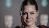 Amy Adams dengan riasan tipis dilengkapi anting-anting sederhana. Foto: Gareth Cattermole/Getty Images