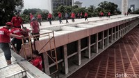 Begini aksi bersih-bersih yang dilakukan sejumlah petugas damkar di Masjid Istiqlal, Jakarta, Selasa (12/2/2019).