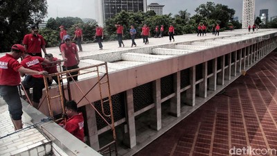 Petugas Damkar Bikin Istiqlal Makin Bersih