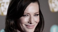 Cate Blanchett senyum manis saat tampil di ajang BAFTA, ia juga mengenakan hiasan di leher yang menyatu dengan gaunnya. Foto: Gareth Cattermole/Getty Images