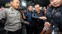Kahar menjalani pemeriksaan sekitar 5 jam dari pukul 12.00 WIB hingga 17.18 WIB.