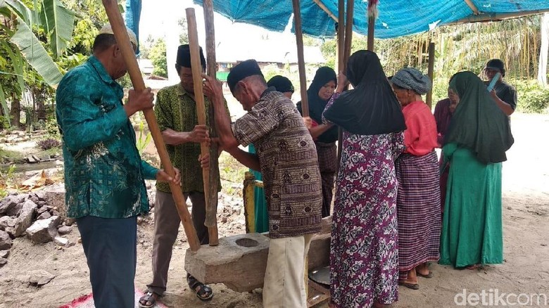 Tradisi Mappadendang di Polewali Mandar (Abdy/detikTravel) Tradisi Mappadendang di Polewali Mandar (Abdy/detikTravel)