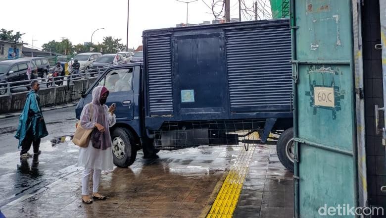 Keluhan Pejalan Kaki Harus Ngalah karena Truk di Trotoar Tanah Abang Keluhan Pejalan Kaki Harus Ngalah karena Truk di Trotoar Tanah Abang
