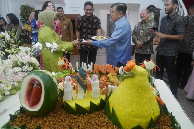 So Sweet... JK Beri Bunga ke Sang Istri di Ultah Ke-76 So Sweet... JK Beri Bunga ke Sang Istri di Ultah Ke-76