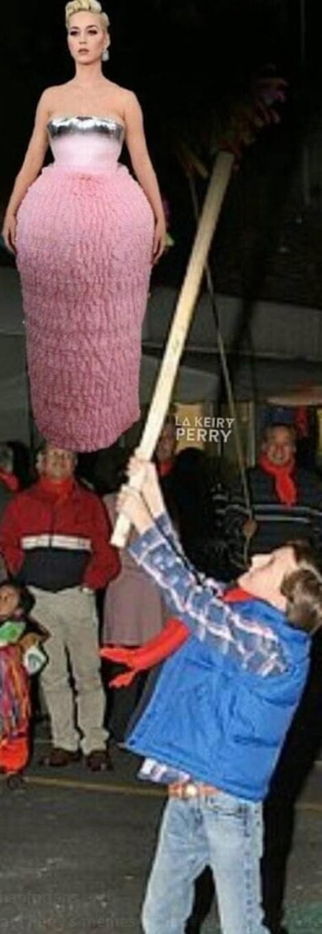 Serbaguna, gaun Katy Perry juga bisa jadi pinata. Foto: Istimewa