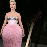Serbaguna, gaun Katy Perry juga bisa jadi pinata. Foto: Istimewa