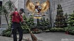 Aksi Petugas Damkar Bersih-bersih Katedral