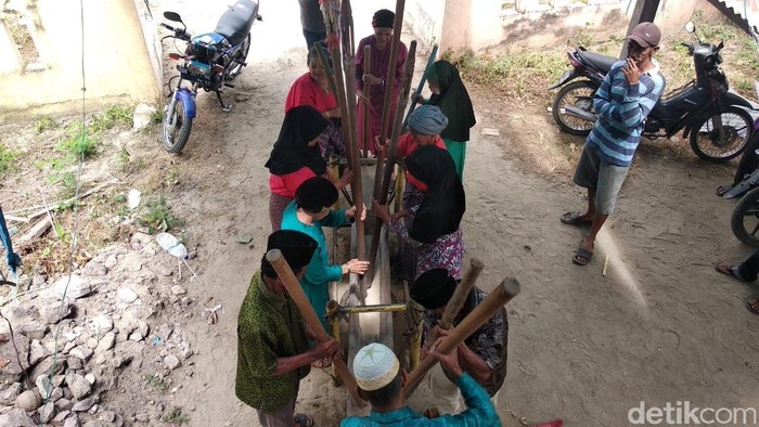 Tradisi Mappadendang di Polewali Mandar Menyambut Panen