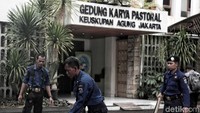 Petugas sedang membersihkan area di sekitar Gereja Katedral Jakarta.