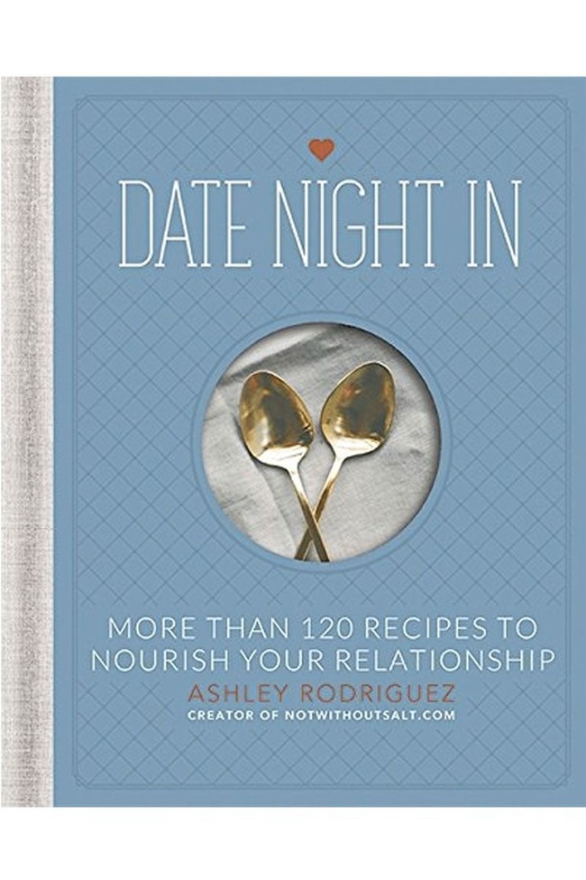 Anda pun bisa menghadiahkan buku untuk pasangan. Genrenya tentu disesuaikan dengan selera dan minat si dia. Jika pasangan suka memasak, Anda bisa membeli buku masakan bertema date night in berikut agar sama-sama senang. Foto: Amazon 