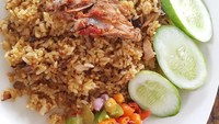 Kalau tak suka terlalu pesa, irisan cabe rawit bisa disajikan terpisah. Ditambah mentimun makin segar. Foto: Instagram @organicmarketid