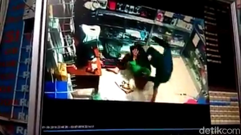 Pria Hajar Perempuan Diduga Kekasihnya Viral di Medsos Pria Hajar Perempuan Diduga Kekasihnya Viral di Medsos
