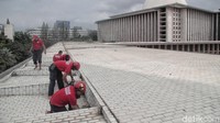 Selama bersih-bersih para petugas damkar ini juga mengenakan peralatan keselamatan.