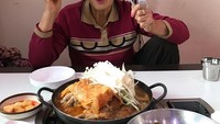 Kerutan di wajah nenek Kim tak bisa menyembunyikan usianya. Namun semangat wanita ini tak kalah dengan anak muda. Foto: instagram @01see_tv