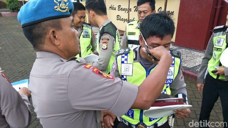 Rambut Berantakan, Polantas di Maros Dicukur Propam Rambut Berantakan, Polantas di Maros Dicukur Propam