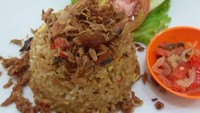 Ikan cakalang yang renyah gurih dengan aroma smoky paling cocok dipadu dengan sambal. Kali ini nasi goreng cakalang disajikan dengan sambal matah. Nyam! Foto: Instagram @tekmigo