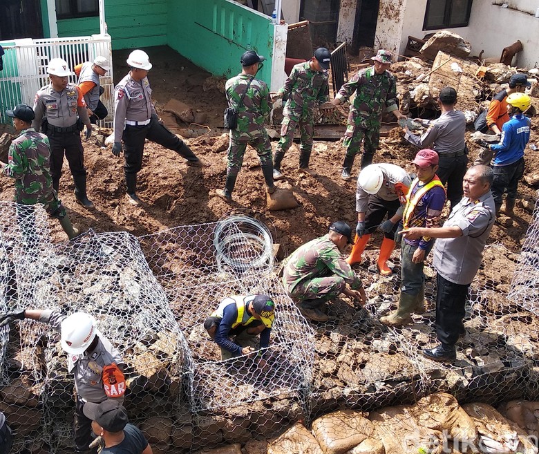 Pemulihan Tanggul Jebol di Pasirjati Ditargetkan Rampung 2 Hari Pemulihan Tanggul Jebol di Pasirjati Ditargetkan Rampung 2 Hari