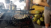 Selain berkeliling menggunakan perahu juga rakit, kamu juga bisa wisata kuliner di Situ Gede. Makanan favorit adalah ikan bakar dan kelapa muda (Masaul/detikTravel)