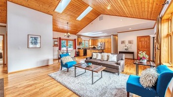 Ini merupakan potret ruang tamu dari hunian yang berada di Bellevue, Washington, Amerika Serikat itu yang dijual dengan harga hampir USD 1,5 juta, atau sekitar Rp 21 miliar. Foto: John L. Scott Real Estate
