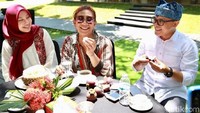 Kali ini Menteri Kelautan dan Perikanan, Susi Pudjihastuti mencicipi durian pelangi yang ada di Banyuwangi. Menurutnya, durian pelangi punya rasa yang manis. Foto: Foto: Ardian Fanani/detikcom