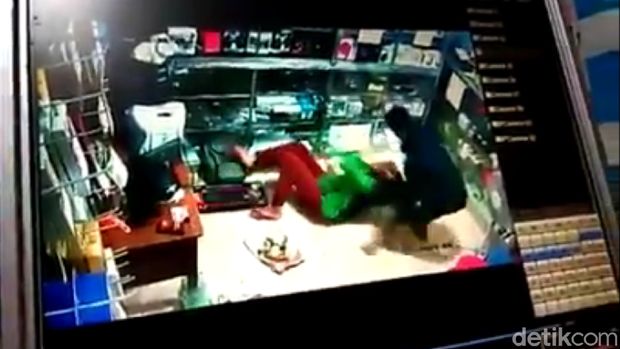 Si pria menjambak rambut si perempuan hingga terjungkal