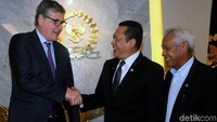 Ketua DPR RI Bambang Soesatyo menyambut kedatangan Dubes Jerman untuk Indonesia Peter Schoof di Gedung Nusantara III, Kompleks Parlemen, Senayan, Jakarta, Selasa (12/2/2019).