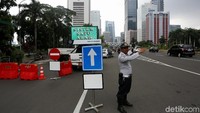Polisi mengatur pengalihan arus di sejumlah ruas jalan di Jakarta usai diberlakukannya sistem satu arah, Selasa (12/2/2019).